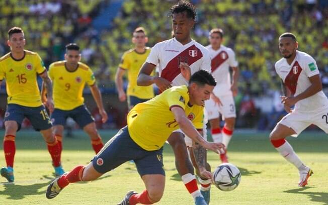 Colômbia pressiona, perde chances e leva gol do Peru nos minutos finais do jogo pelas Eliminatórias