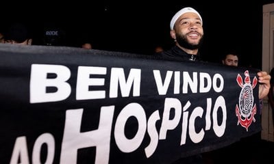 Reforço do Corinthians, Memphis chega com festa dos torcedores