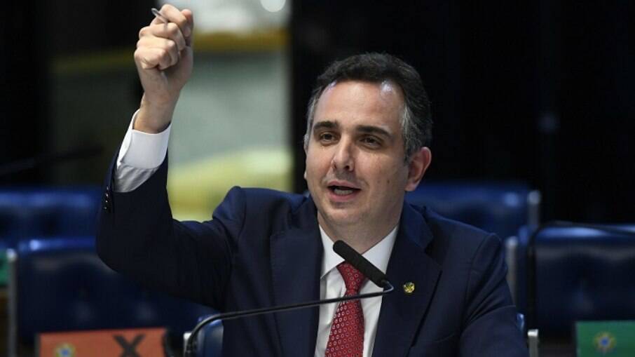 Presidente do Senado, Rodrigo Pacheco (DEM-MG), tenta fazer a ponte entre o governo federal e as farmacêuticas Pfizer e Janssen para que o brasil adquira as vacinas