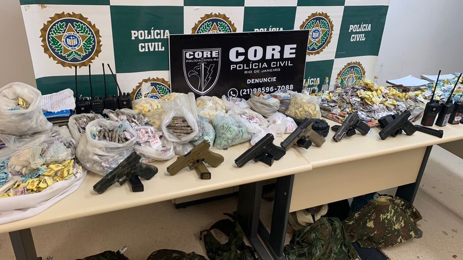 Polícia apreendeu drogas, uma granada, seis pistolas, carregadores, munições, rádios transmissores e roupas