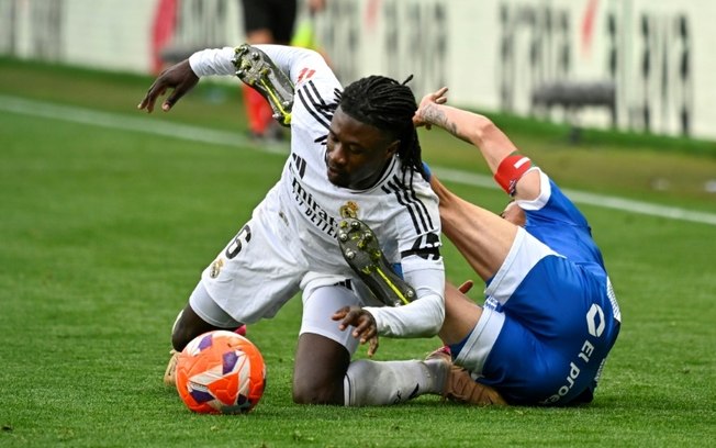 O meia francês do Real Madrid Eduardo Camavinga (esquerda) disputa a bola com o zagueiro argentino do Deportivo Alavés, Nahuel Tenaglia, no dia 13 de abril de 2025, no estádio Mendizorroza. O meia francês do Real Madrid Eduardo Camavinga (esquerda) disputa a bola com o zagueiro argentino do Deportivo Alavés, Nahuel Tenaglia, no dia 13 de abril de 2025, no estádio Mendizorroza.
