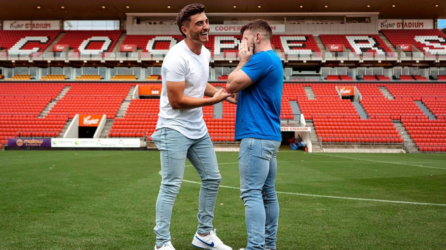 Josh Cavallo pediu Leighton Morrell em casamento no estádio do Adelaide United.