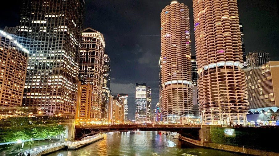 Visão noturna do Rio Chicago (EUA)