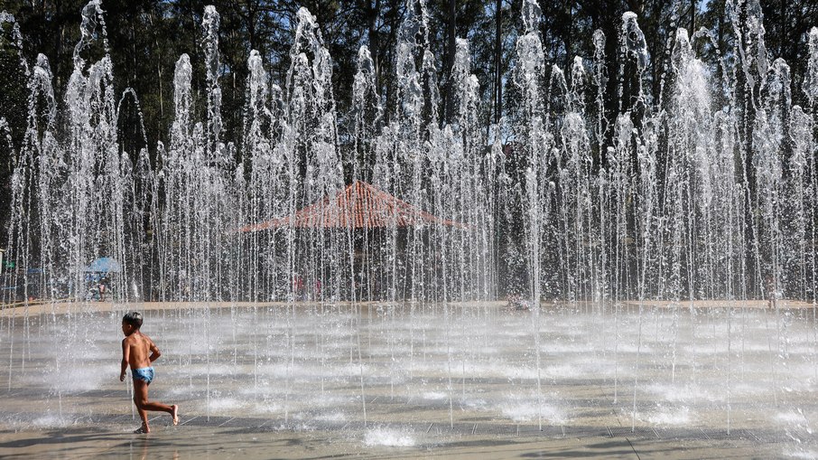 Crianças se refrescam na fonte flutuante do Lago Parque do Carmo, durante onda de calor em São Paulo Crianças se refrescam na fonte flutuante do Lago Parque do Carmo, durante onda de calor em São Paulo