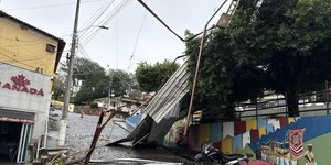 Teto de loja vai parar em poste após vendaval em MG