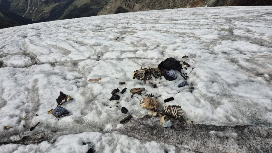 Mochila foi encontrada por guia de montanhismo após o derretimos do gelo