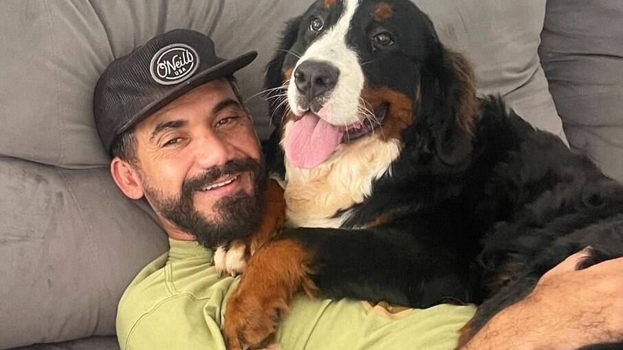 Eduardo Kobra com a sua cachorra Monalisa