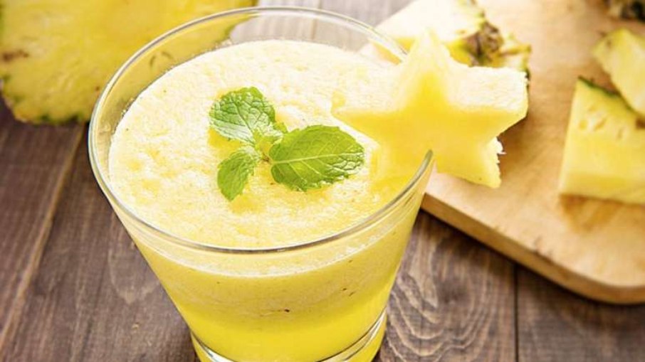 Suco para aliviar ressaca: aposte no poder do abacaxi, couve e hortelã