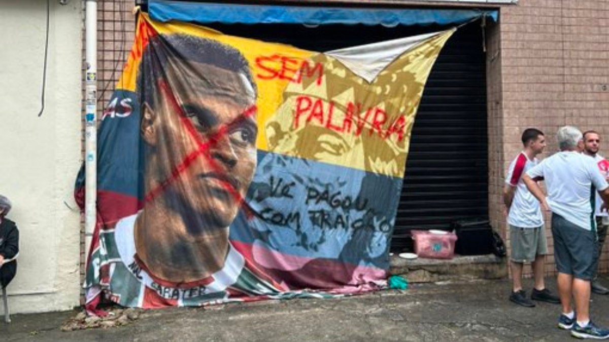 'Sem palavra' e 'você pagou com traição' foram as frases estampadas no bandeirão