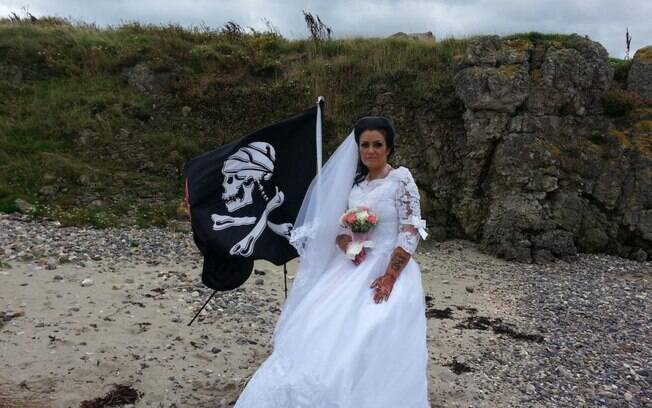 Amanda Teague casou com pirata fantasma e se separou meses depois