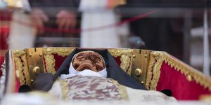 Caixão de Santa Teresa é reaberto após 111 anos, na Espanha