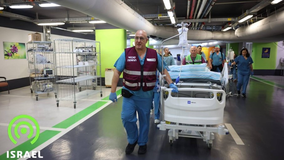 Um dos hospitais subterrâneos de Israel, que os permitem continuar funcionando normalmente mesmo sob ataque Um dos hospitais subterrâneos de Israel, que os permitem continuar funcionando normalmente mesmo sob ataque