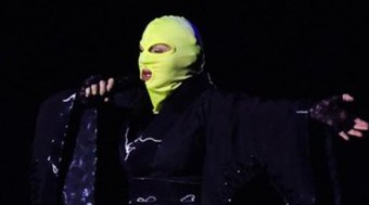 Madonna surge de máscara no palco e ensaia para show no Rio