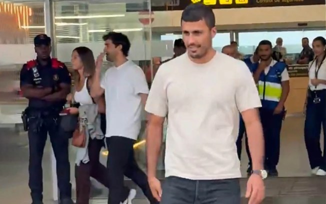 Rodri desembarcando em Barcelona para assinar com seu novo clube