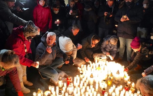 Vigília em memória das vítimas da covid-19 em Varsóvia, Polônia, em 11 de janeiro de 2022