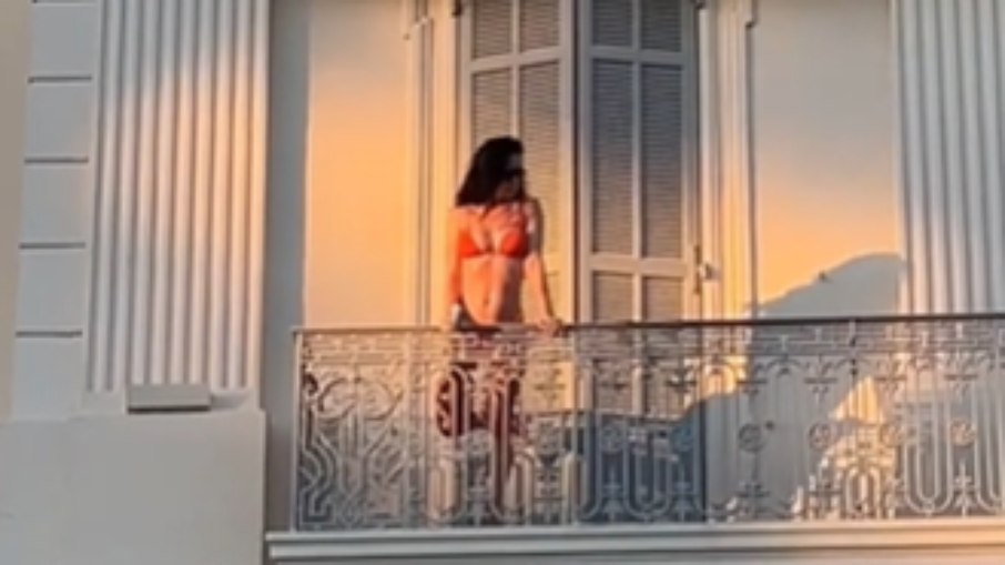 Katy Perry posa de biquini e salto em hotel 