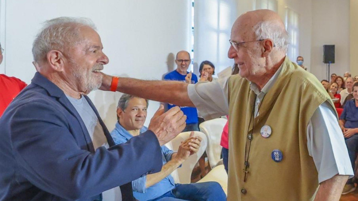 Lula e Padre Júlio Lancelotti durante ato com religiosos em São Paulo