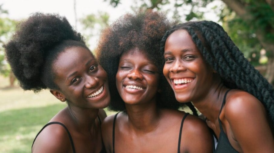 Por que o fenótipo da mulher negra chega antes do currículo?