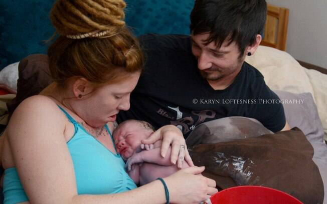 Silas, que é o bebê sentado que nasceu de forma natural, chegou ao mundo com quase 4kg e com nenhum problema