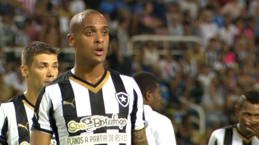 Tássio Maia dos Santos em campo pelo Botafogo Tássio Maia dos Santos em campo pelo Botafogo