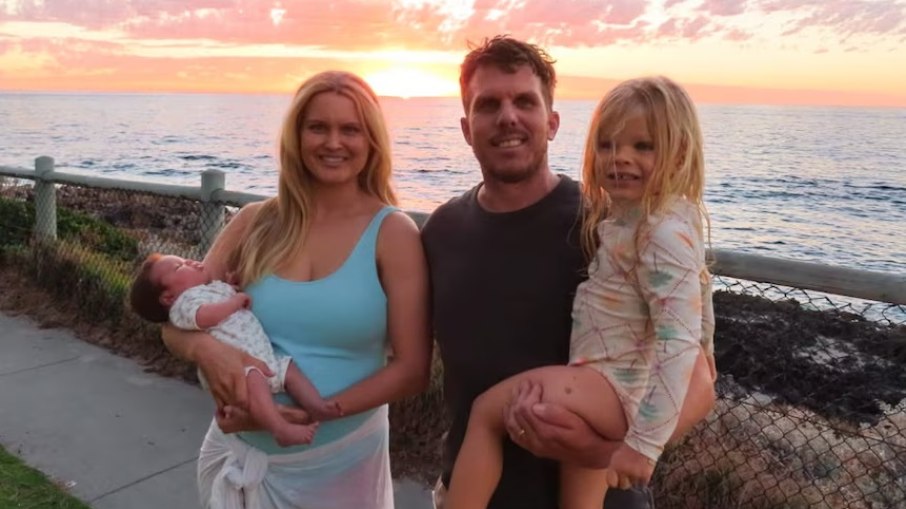 Steven Mattaboni, fotografado com sua esposa Shirene e suas duas filhas pequenas, foi morto no ataque de tubarão.