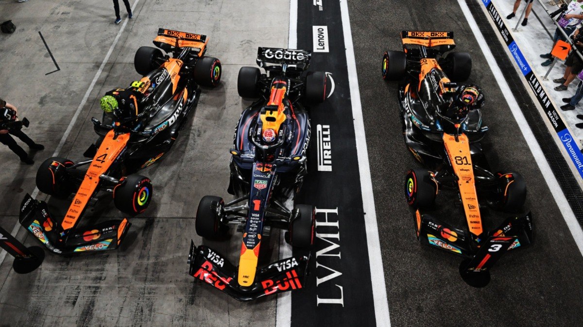 Verstappen%2C%20pole%20e%20tens%C3%A3o%20na%20McLaren%3A%20a%20batalha%20final%20em%20Abu%20Dhabi