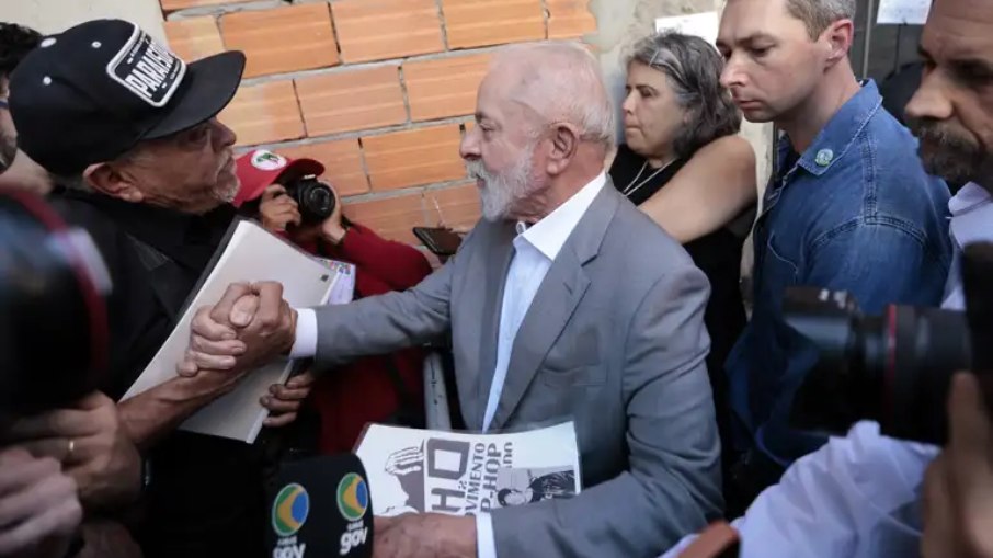 Lula cumprimenta morador na Favela do Moinho, em SP Lula cumprimenta morador na Favela do Moinho, em SP
