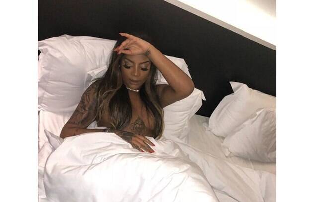 Ludmilla adora postar fotos sensuais. Há algum tempo, cantora postou foto nua e tentou usar truque para não mostrar demais