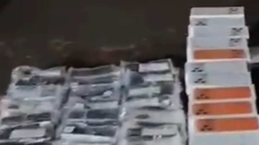 VÍDEO: homem é preso com mais de 400 iPhones na BR-153