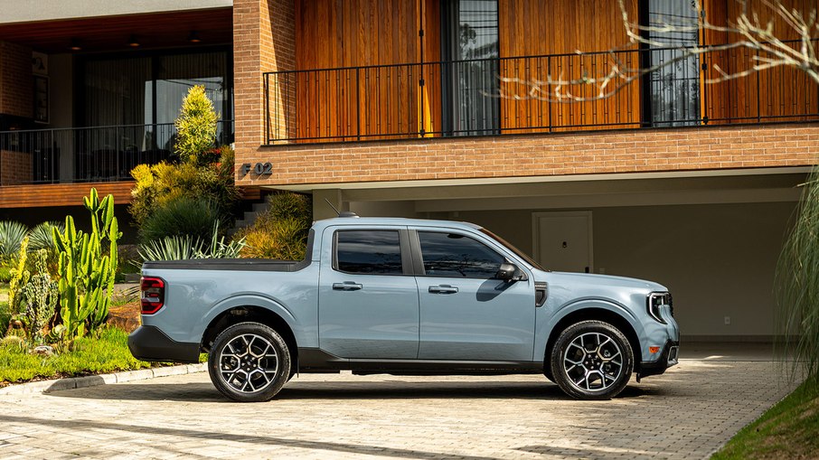 Ford Maverick Lariat 2026 aposta em rodas de liga leve de 19 polegadas e detalhes cromados para se diferenciar da Lariat Black.