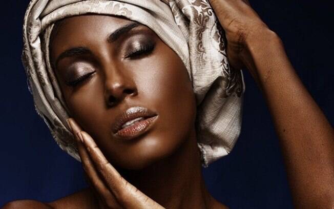 De turbante, como uma rainha, a modelo Caetana Santos mostra o poder da beleza negra