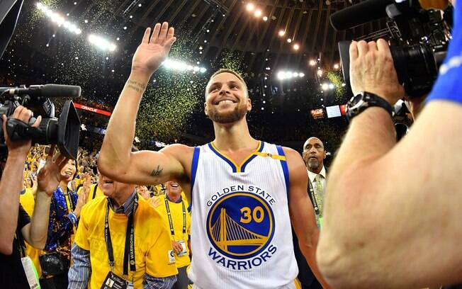 Stephen Curry, bicampeão da NBA com o Golden State Warriors, é o jogador que mais vende produtos nos EUA, assim como seu time