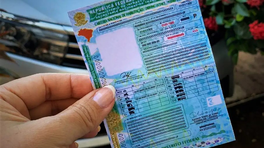 Motoristas de carros e motociclistas passarão a seguir as mesmas exigências já aplicadas aos condutores de veículos maiores Motoristas de carros e motociclistas passarão a seguir as mesmas exigências já aplicadas aos condutores de veículos maiores