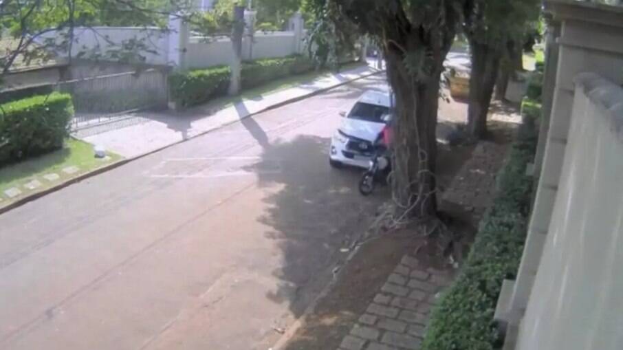 Imagens mostram momento que carro atinge motoboy.