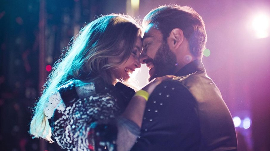 Carla Diaz e Lucas Lucco no cartaz de 