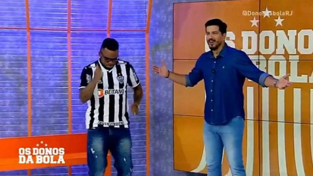 Carlos Alberto comenta programa com camisa do Atlético-MG e faz dancinha ao vivo