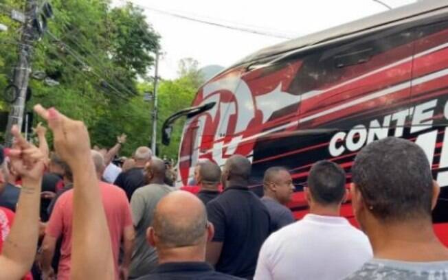 Ninho do Urubu: os bastidores do dia agitado e de protestos no Flamengo Ninho do Urubu: os bastidores do dia agitado e de protestos no Flamengo