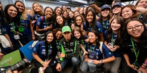 Bortoleto recebe 30 garotas de projeto antes do GP de São Paulo