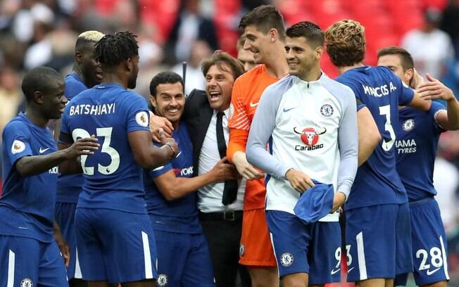 Jogadores do Chelsea comemoram com o técnico Antonio Conte a vitória no clássico diante do Tottenham