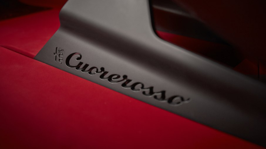 Inscrição Cuorerosso identifica o conceito da Alfa Romeo, cujo nome combina as palavras italianas para coração e vermelho.