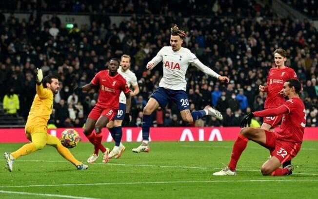 Em jogo de quatro gols e expulsão, Tottenham e Liverpool ficam no empate pela Premier League