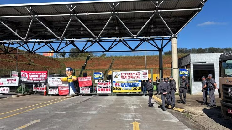 Greve%3A%20funcion%C3%A1rios%20dos%20Correios%20param%20entregas%20no%20interior%20de%20SP