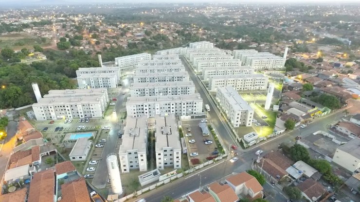 Bebê é encontrado em caixa de papelão em lixeira de condomínio