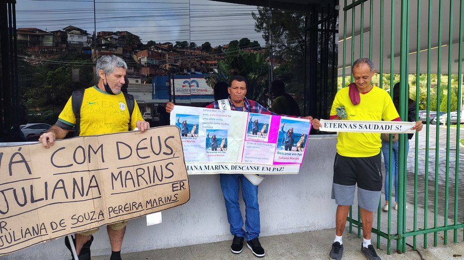 Moradores de Niterói fazem cartazes em solidariedade à família de Juliana Marins, que morreu após cair numa trilha na Indonésia Moradores de Niterói fazem cartazes em solidariedade à família de Juliana Marins, que morreu após cair numa trilha na Indonésia