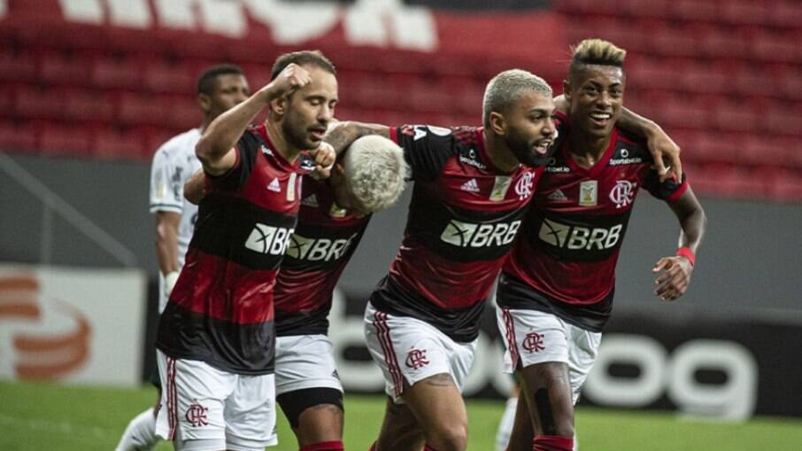 Flamengo vence e cola nos líderes 