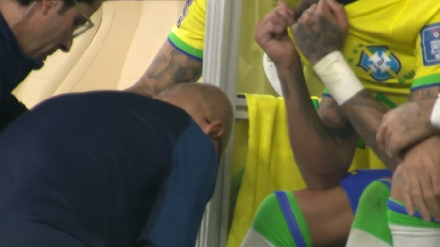 Neymar recebeu os primeiros atendimentos no banco de reservas