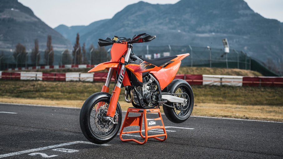 KTM 450 SMR 2027 mantém motor de 449,9 cc com 63 cv e peso de apenas 109,3 kg sem combustível KTM 450 SMR 2027 mantém motor de 449,9 cc com 63 cv e peso de apenas 109,3 kg sem combustível