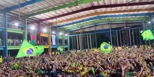 Multidão se reúne em Bangladesh  para apoiar a Seleção Brasileira