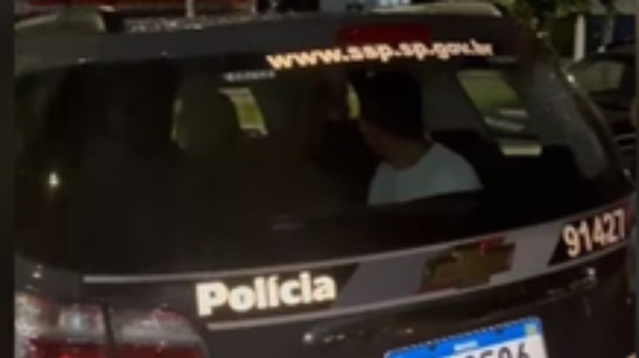 Momento em que 'Maguegue' é levado pela PM Momento em que 'Maguegue' é levado pela PM
