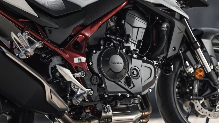Honda CB750 Hornet exibe o novo conjunto ciclístico com balança Pro-Link e escape esportivo lateral
